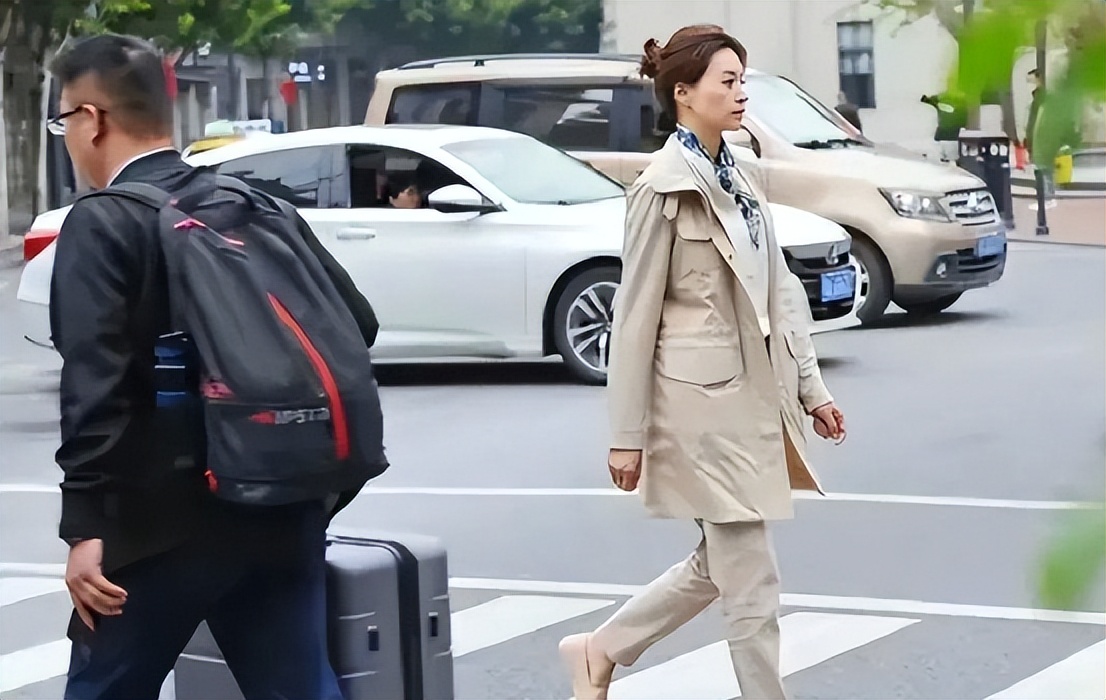 网友惊呆!殷桃和董卿同吃路边摊,一个优雅接地气,一个疯狂露腿