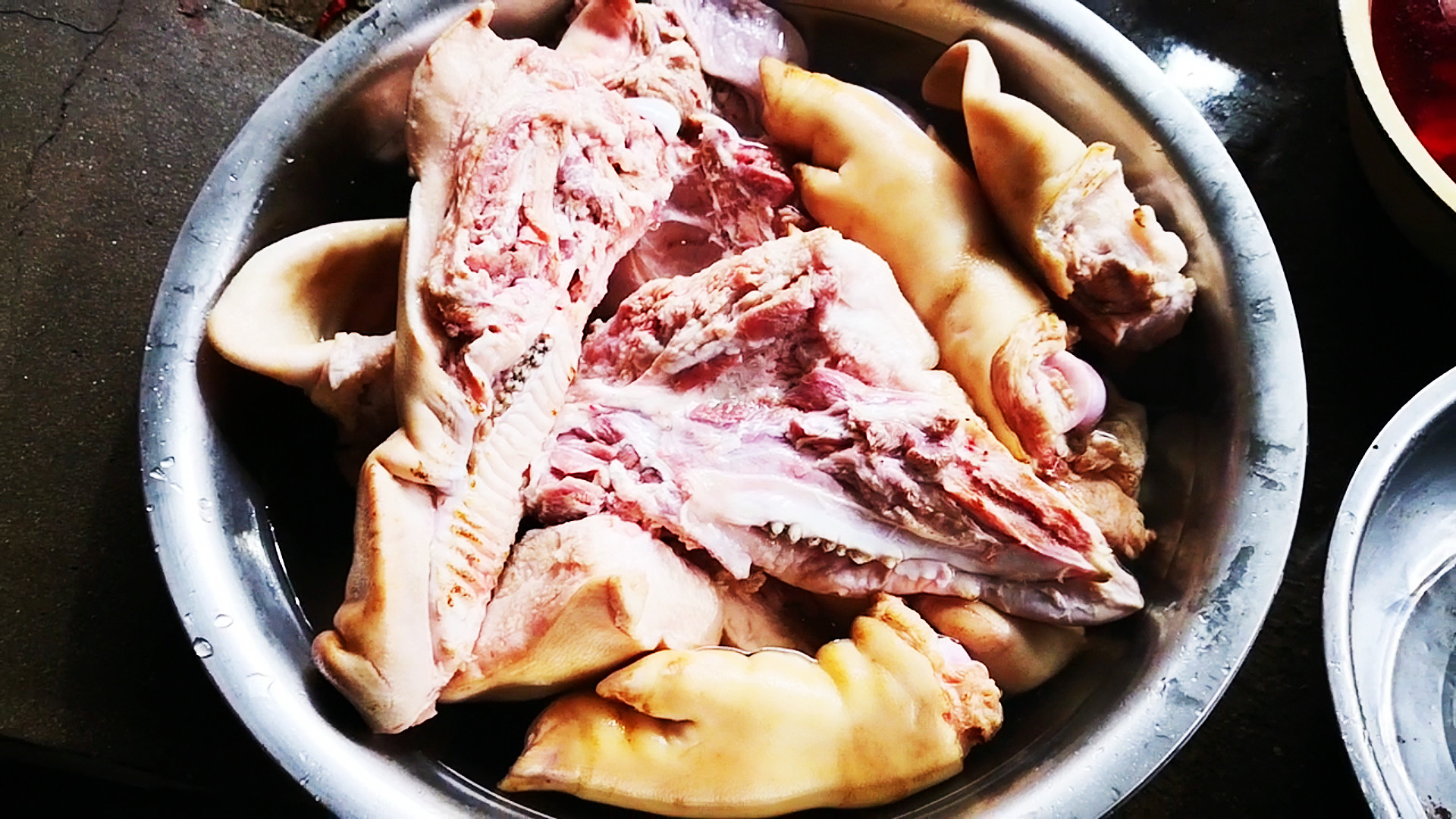 下雨天，朋友买来一套猪下货，鲜香美味，都是硬货，朋友们吃美了