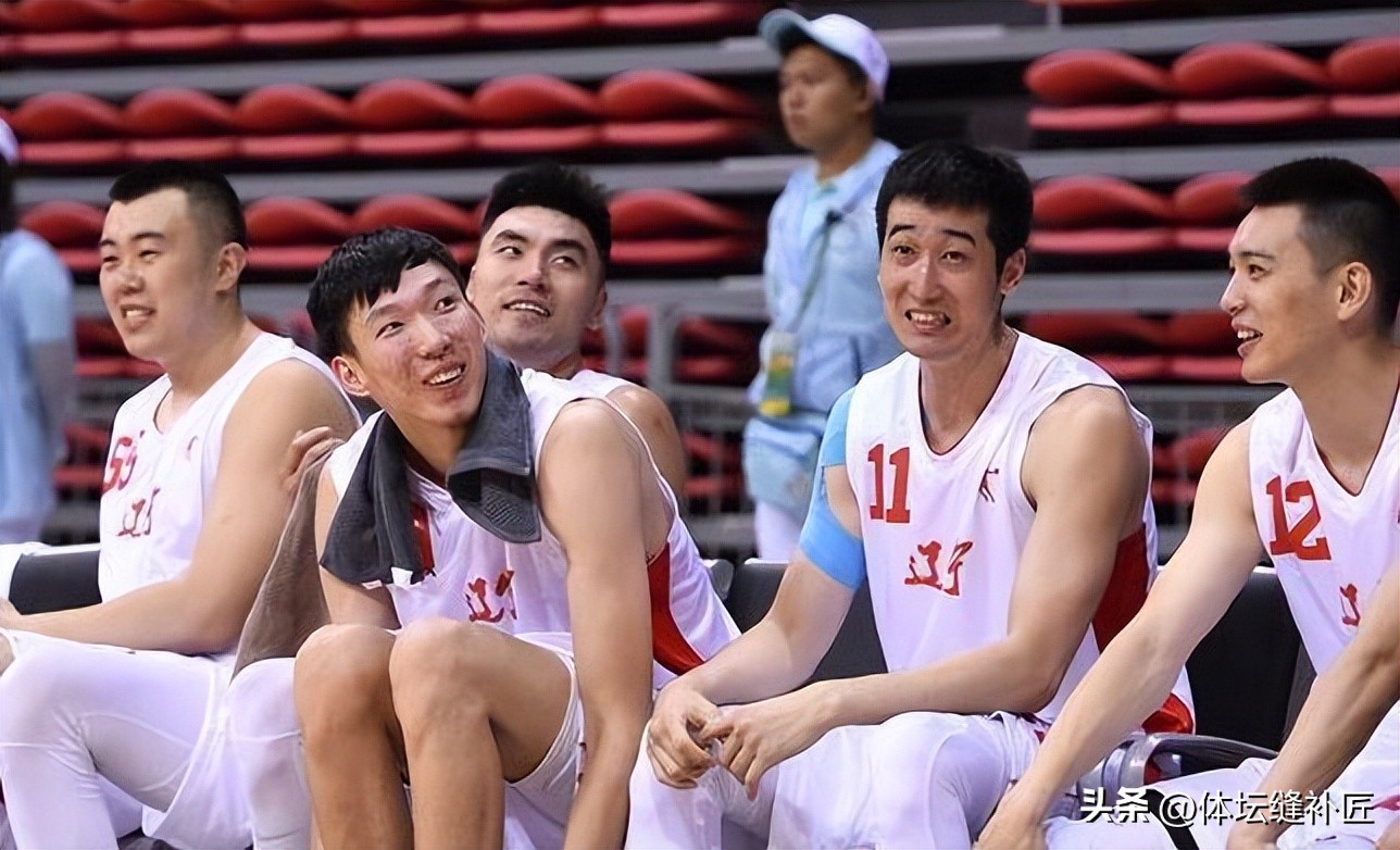 周琦亚洲杯给粉丝签名,周琦亲签照片