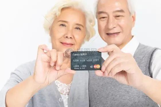 老年退休人员工资卡变更,两份养老金如何处理