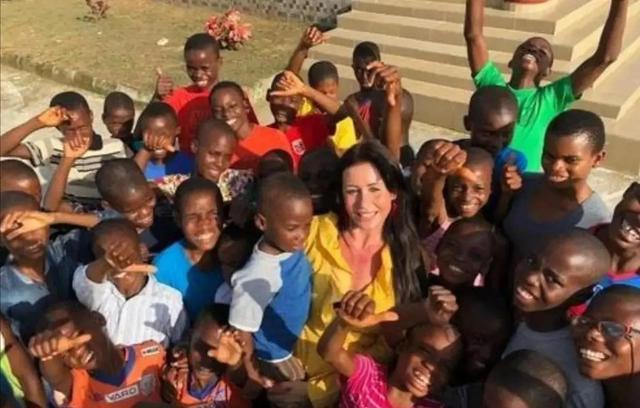 9年过去了，当年的非洲“讨水男孩”，被游客收养后，过得怎么样