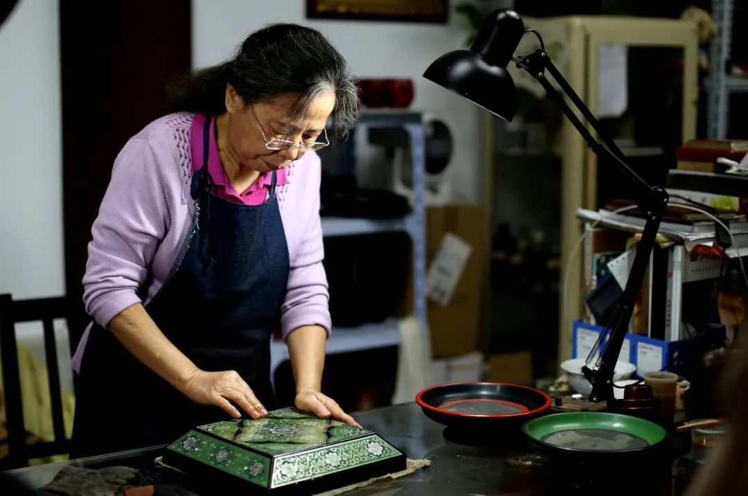 她一件作品卖几十万，如今隐于市，徒弟成景德镇红人