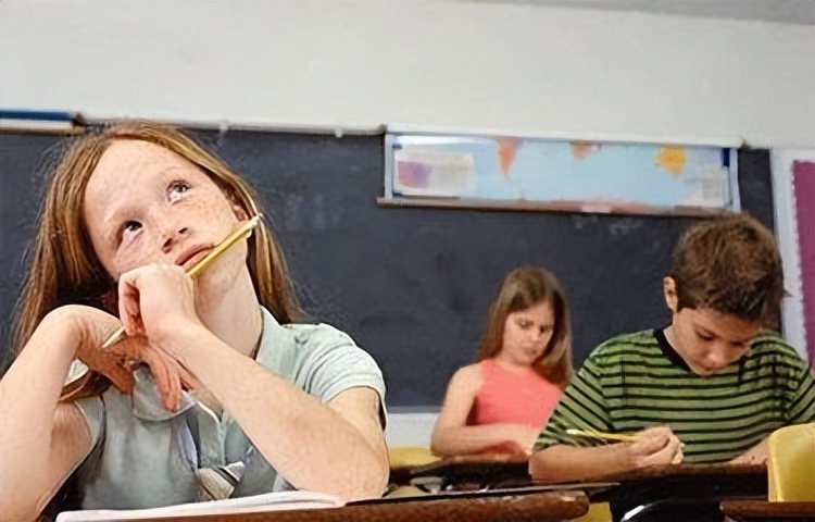 高中孩子上课走神原因,高中女生上课经常发呆走神