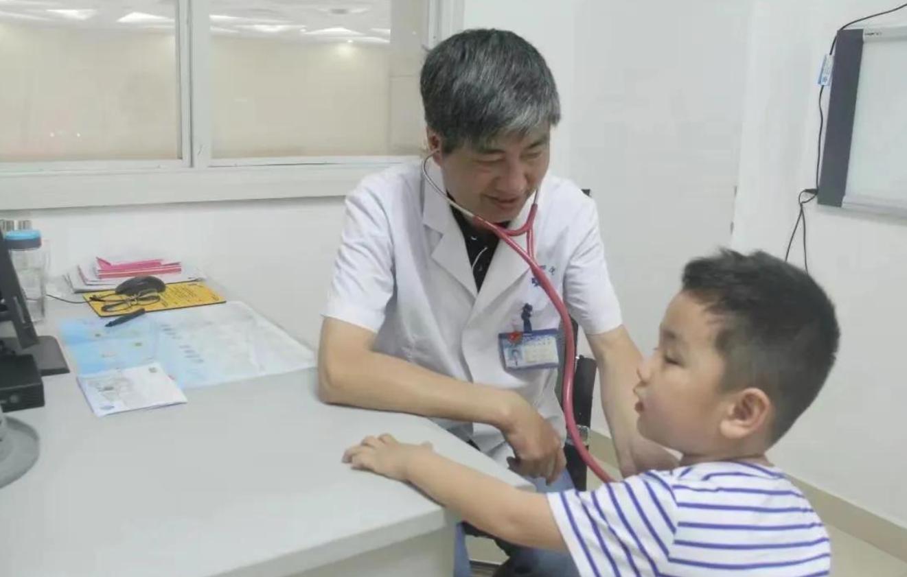 10岁男孩被奶奶喂出痛风，走路要用拐杖，医生：别吃太好了