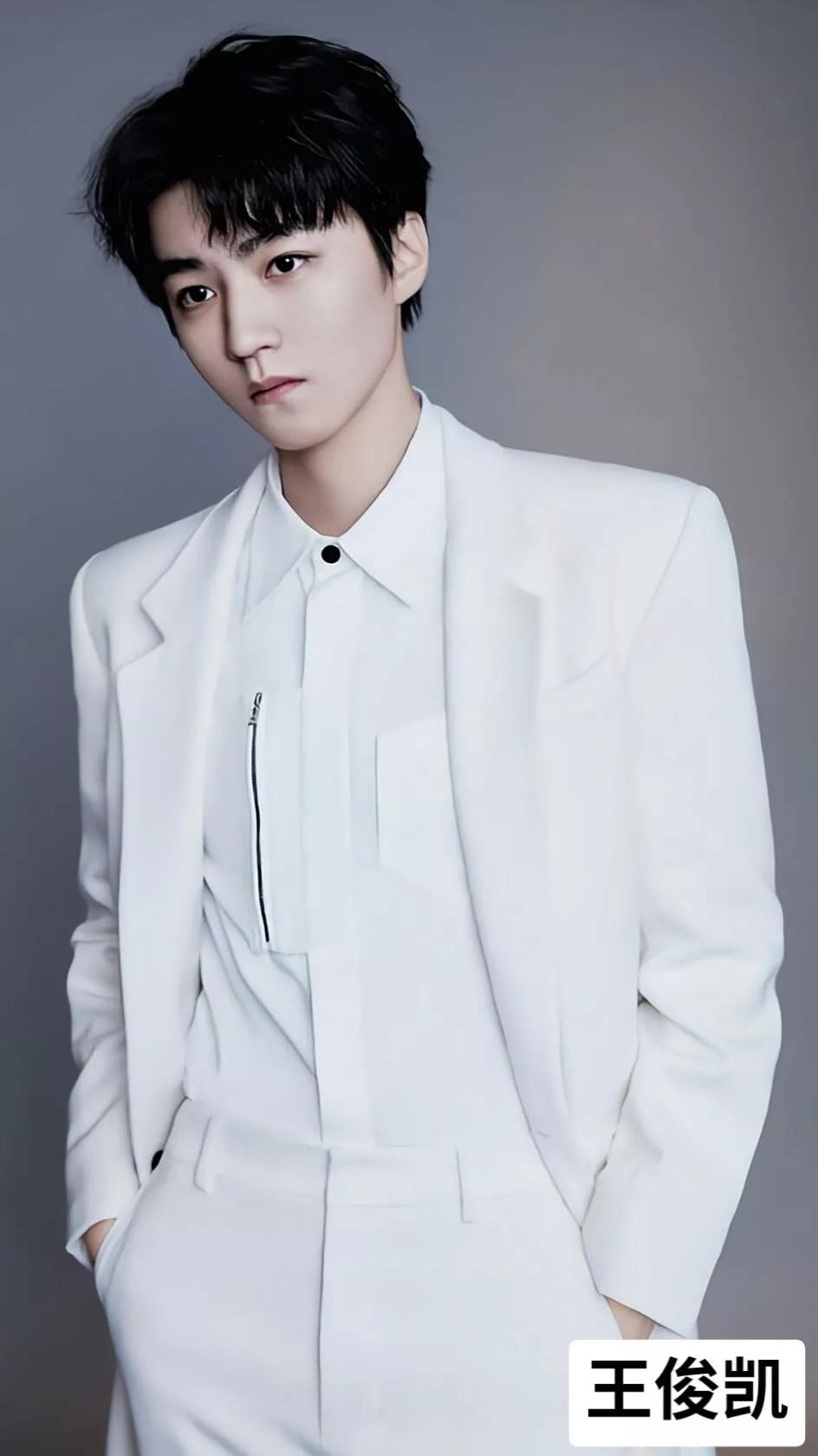 男明星穿白衬衫西装,男明星穿西装谁最好看