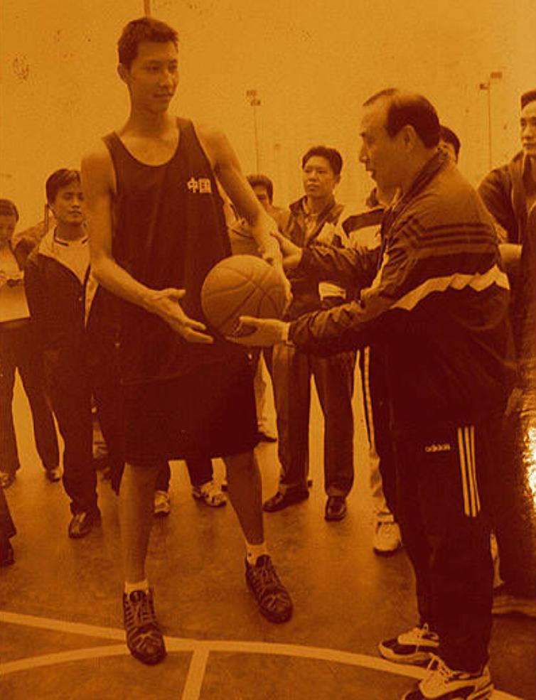 易建联老婆荆灵个人简历,易建联和妻子荆灵