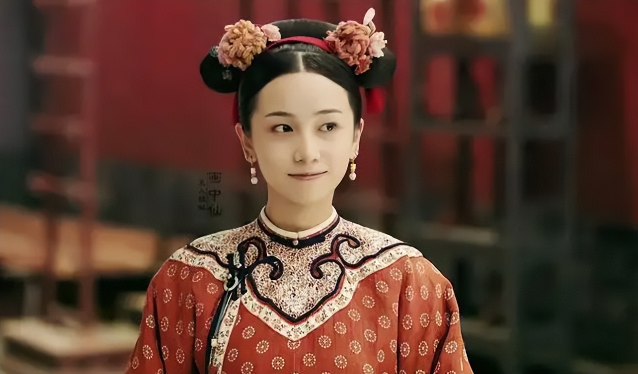 脖子青筋暴起、胸部瘦成排骨，这8位女明星的审美太畸形了