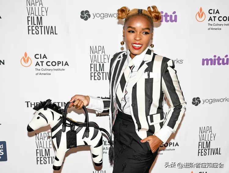 欧美明星时尚街拍2019年7月30日,欧美老年时尚博主穿羽绒服街拍