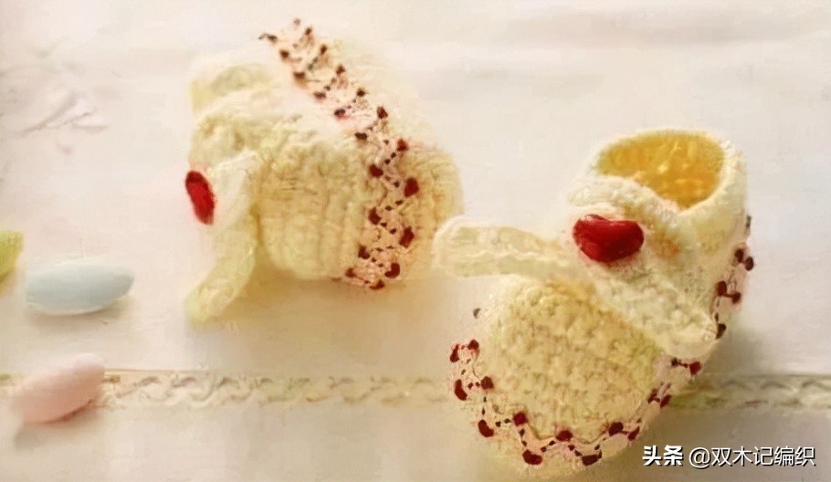 松鼠绒毛线婴儿鞋编织视频,网红毛线编织婴儿鞋视频