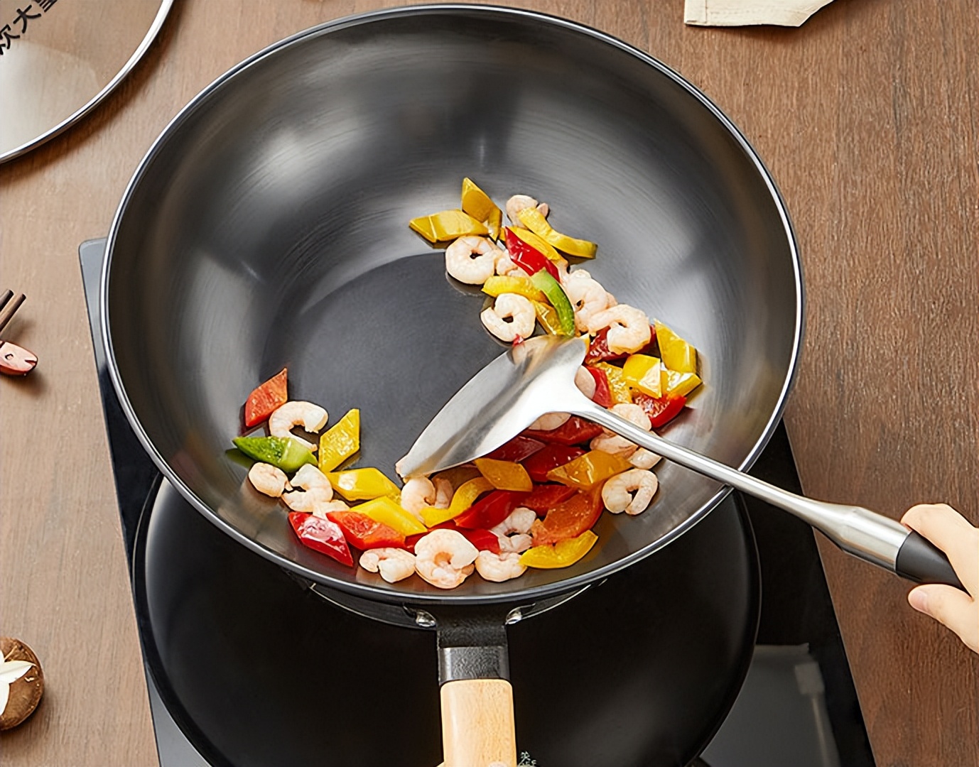 在铁锅中挑选出正规的铁锅,铁锅选购方法如何选择适合的铁锅