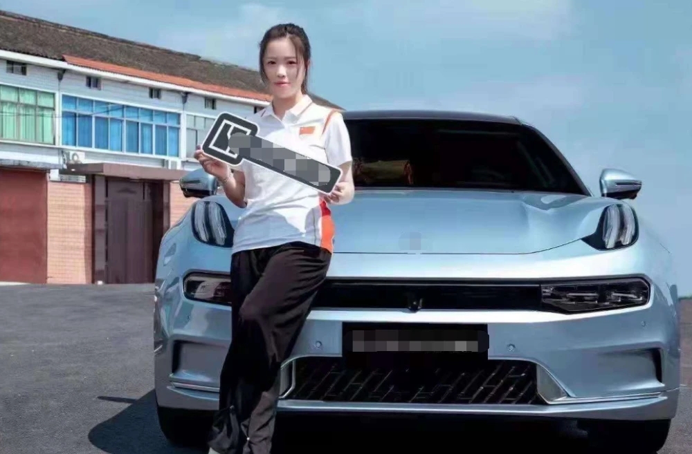 杨倩夺下奥运首金全过程,24岁奥运冠军杨倩近照