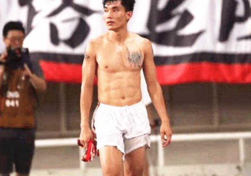 女足队员秀腹肌视频,女足队长秀六块腹肌