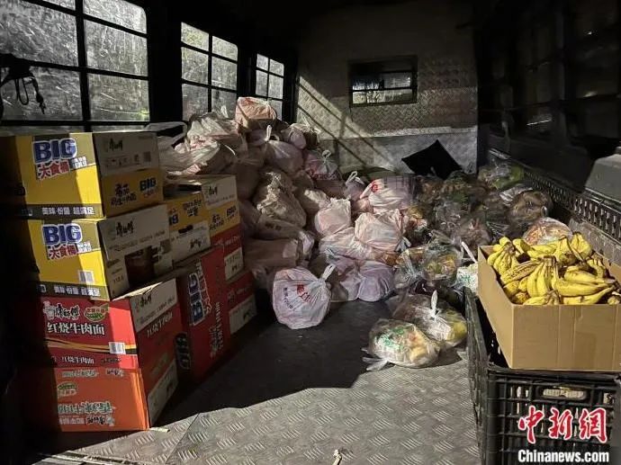 大白摘帽后露出满头银发,大白脱帽后满头银发让人动容