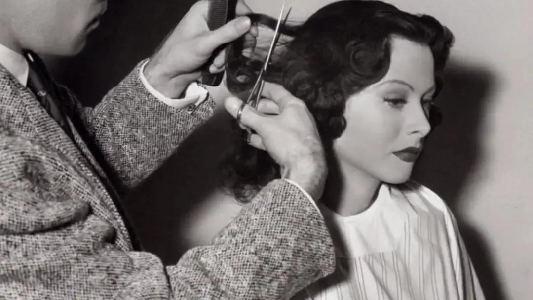 她是全球第一个全裸出镜的美女*星艳**,更是Wi-Fi之母、二战功臣