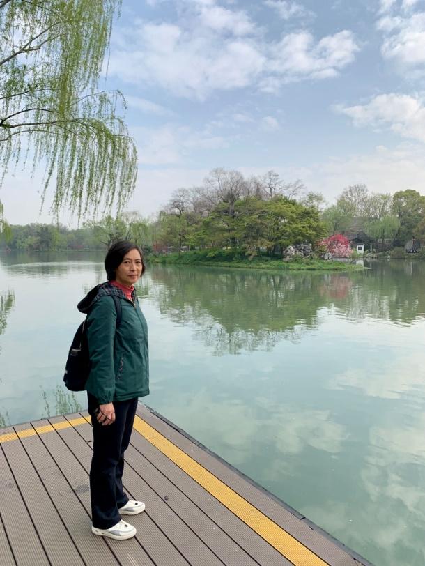 他们今日荣休，桃李天下！衷心祝节日快乐！