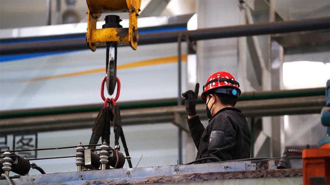 开吊车的女司机很漂亮,开天车女司机