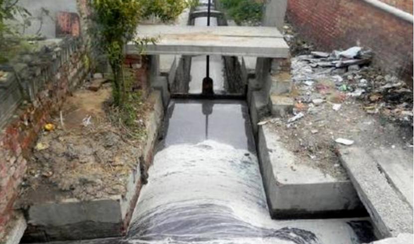 靠审丑年销500万双，这家爆火鞋牌，凭什么带火中国小村？