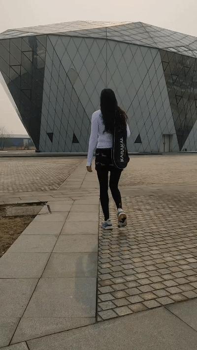 撕掉了所谓女性的身份标签,女司机车贴撕掉