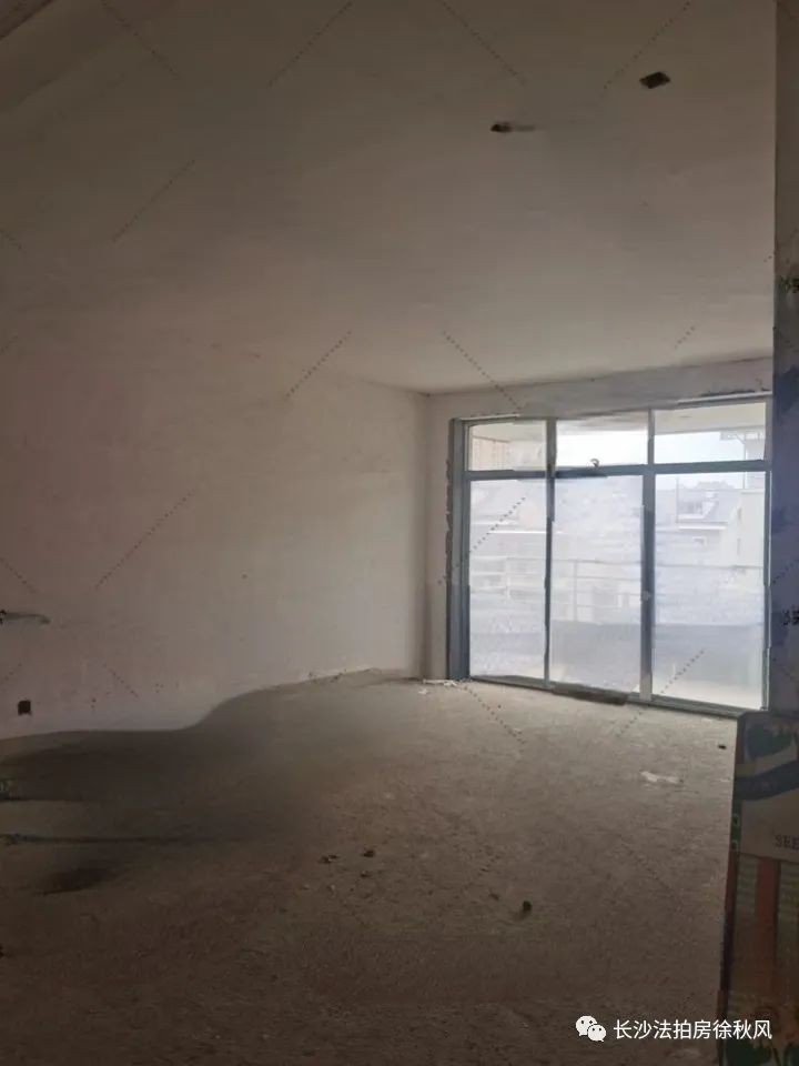长沙法拍房锑都家园186平毛坯5房6楼97W，低于市场34W顶楼复式