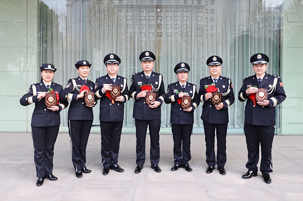 武汉公安隆重举行民警荣休仪式,襄阳市公安局举行民警荣休仪式