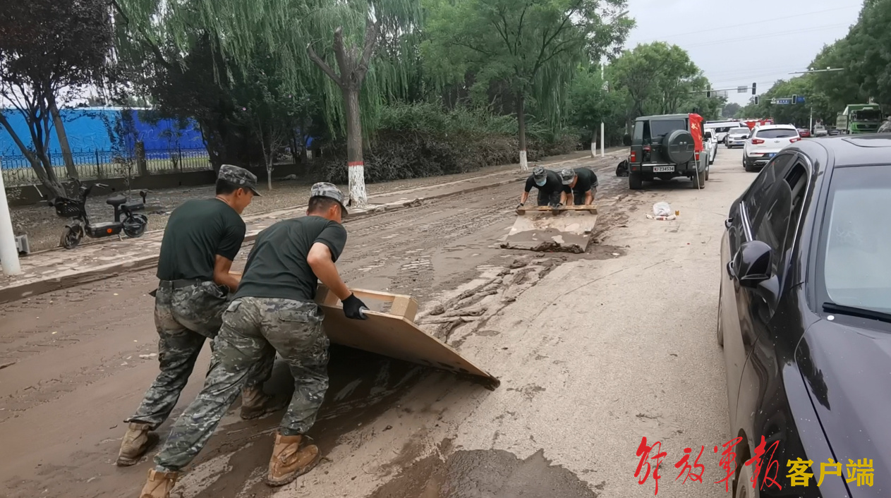 *警武**河北总队官兵持续奋战抢险救援一线