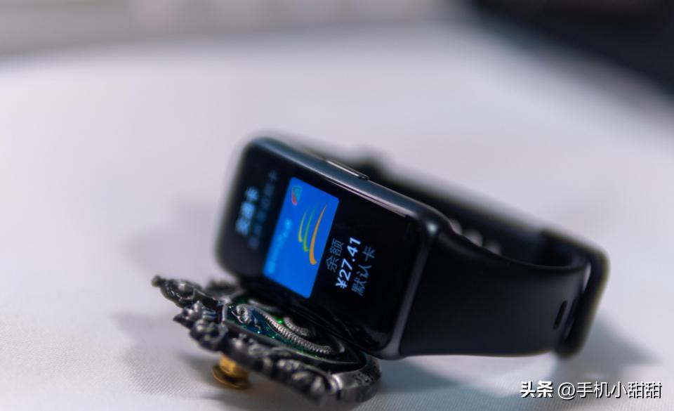 华为终于放下面子！鸿蒙系统+1亿镜头不到2000元，性价比拉满了！