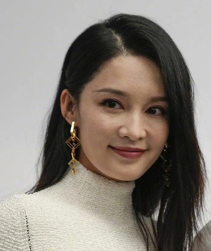 假发，假臀，假肌肉？明星“好皮囊”下，是眼见不一定为实的真相