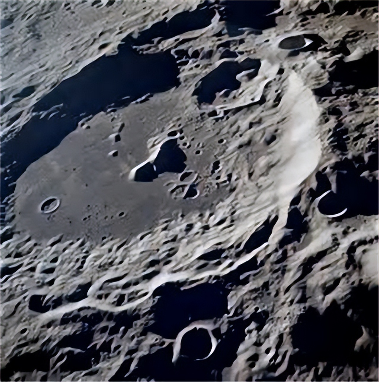 利用全张量重力梯度异常探测月球地下隐伏地质结构及其解释