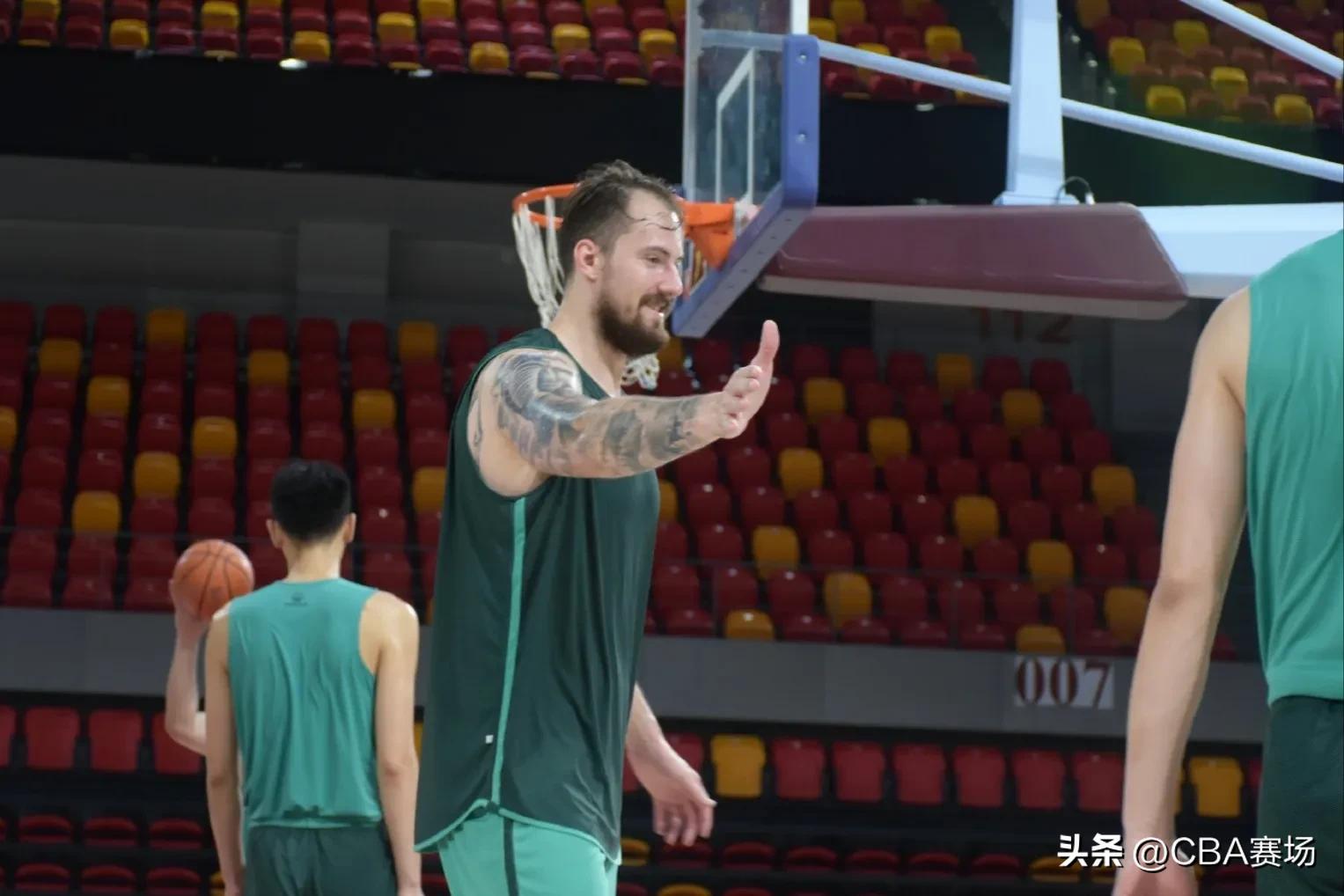 文班亚马逆天隔扣对手表情曝光,浓眉隔扣文班亚马身高