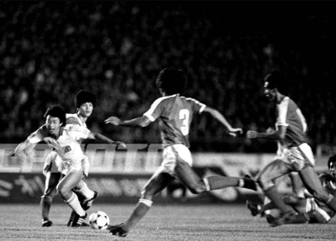 足球与中国的蹴鞠有什么关系,古代中国人蹴鞠很厉害吗