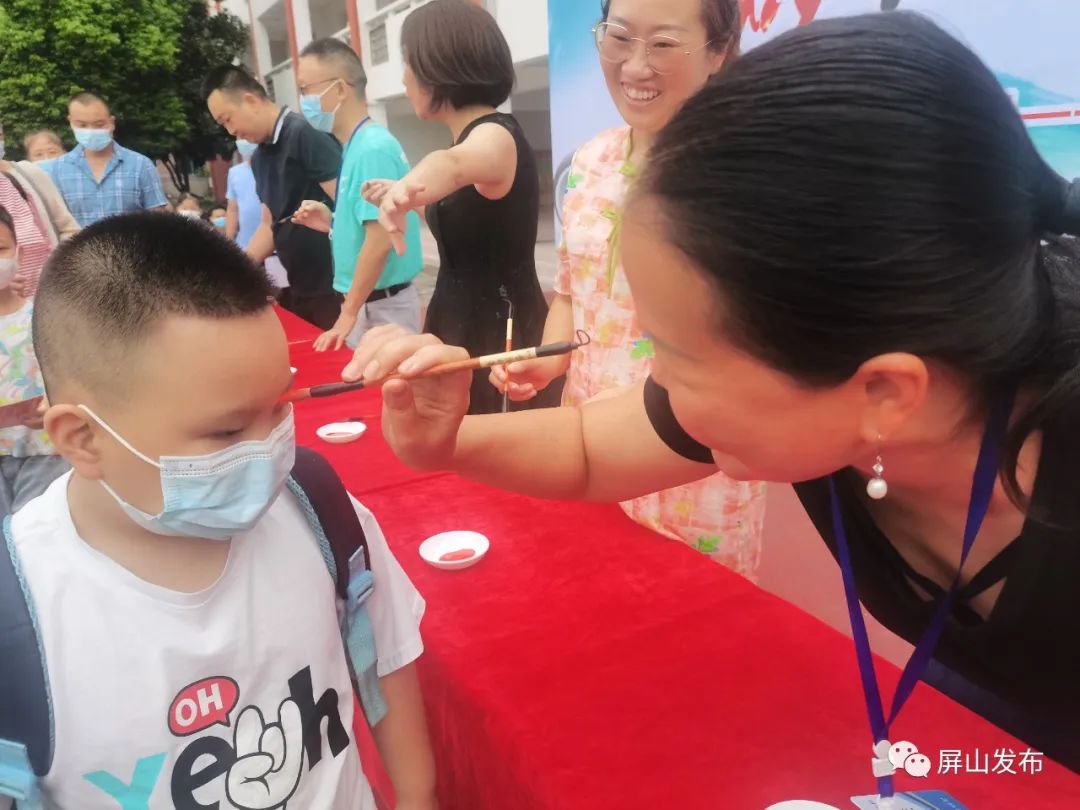两江开学围观各校花样仪式满满,屏山中学开学典礼