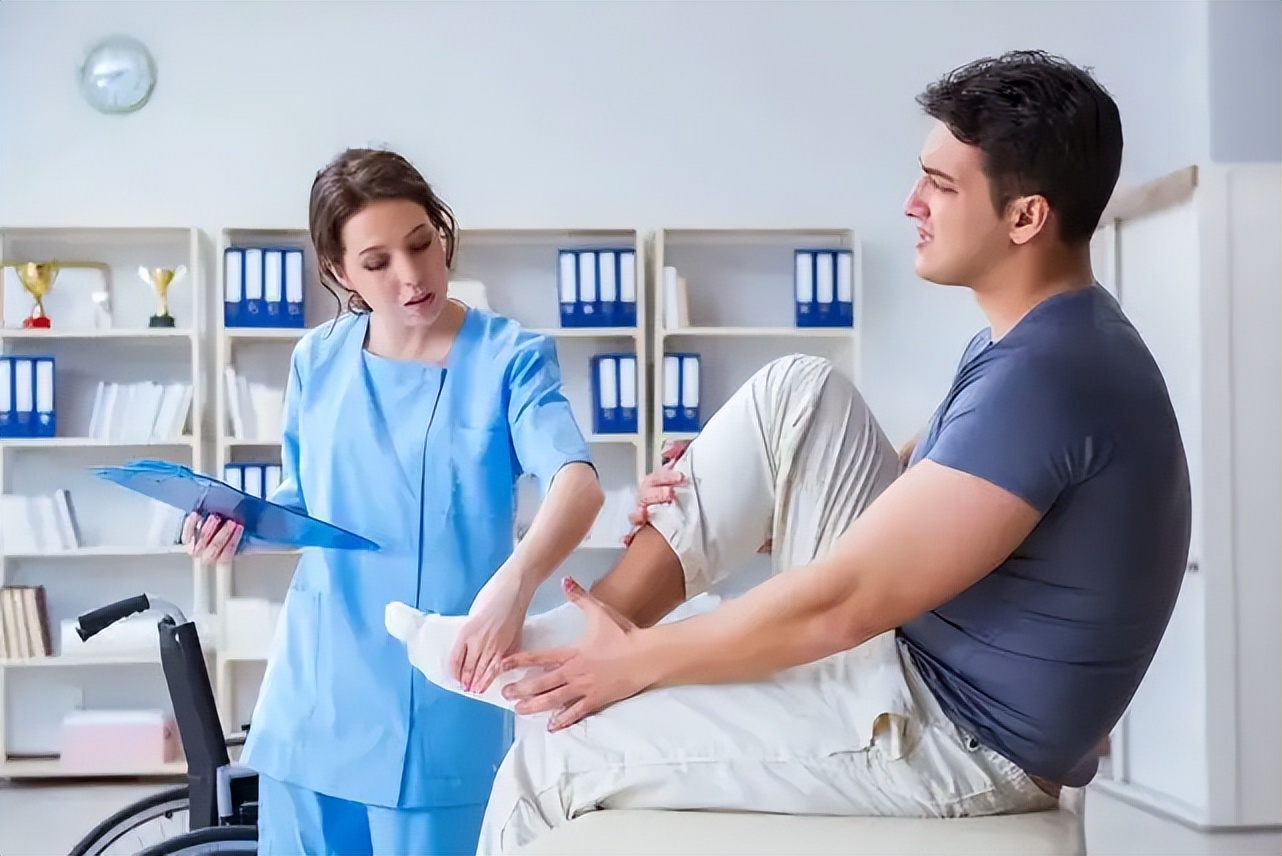 天气热双腿却发凉是怎么回事,天气热脚发凉怎么回事