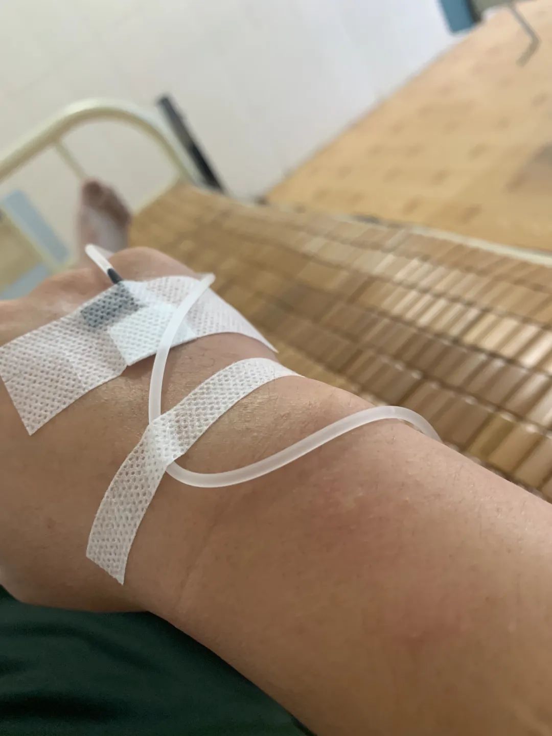 “别动！你手上有条大蜈蚣！”