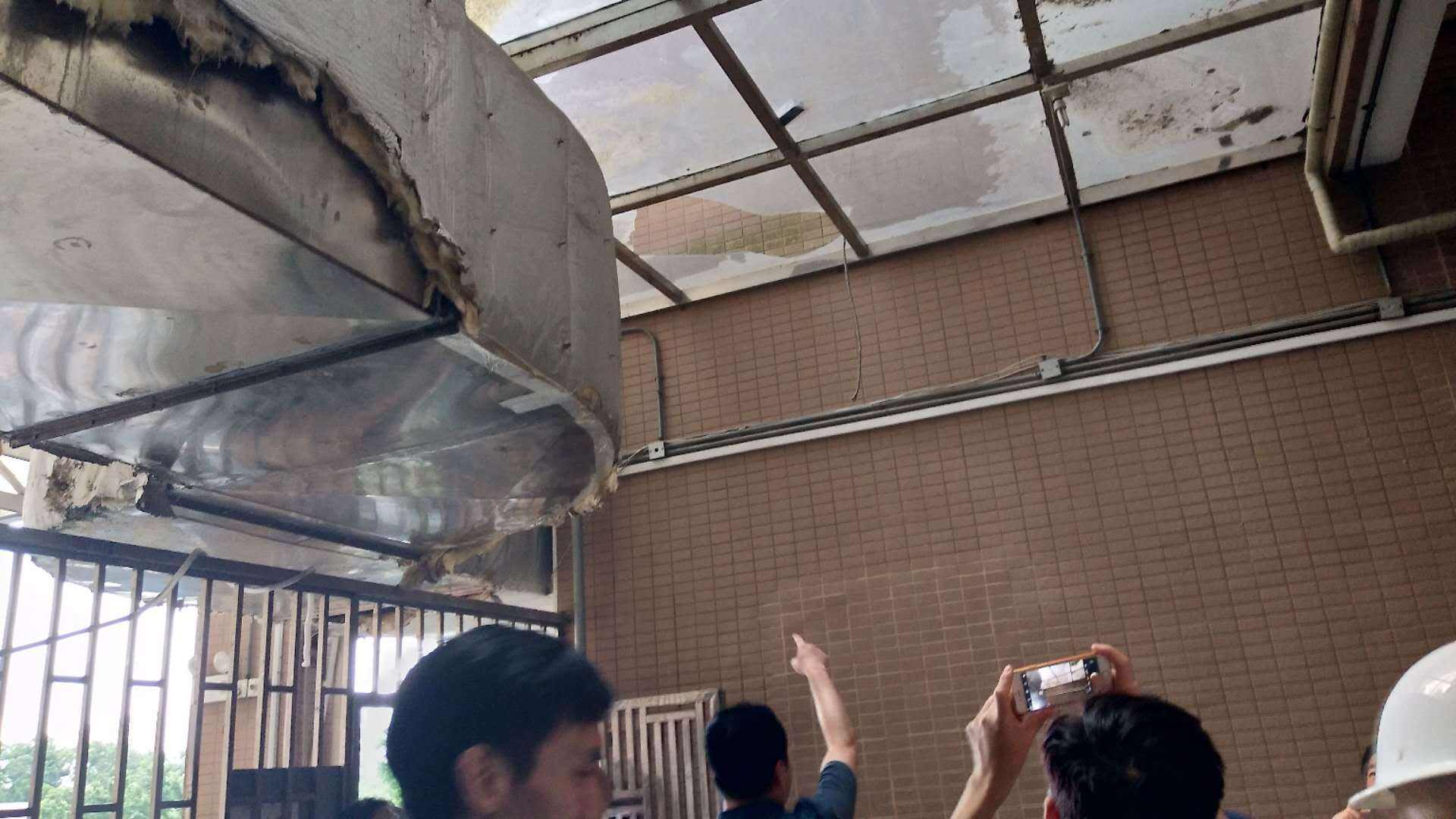 你让我无家可归，我杀你全家！男子怒砍邻居一家5口后，畏罪自杀