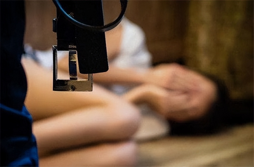 鍚夋灄灏忎紮涓庡墠濂冲弸鑱婂ぉ琚姄,01骞村皬浼欎笌缃戞亱濂冲弸琚姄鍥炴潵