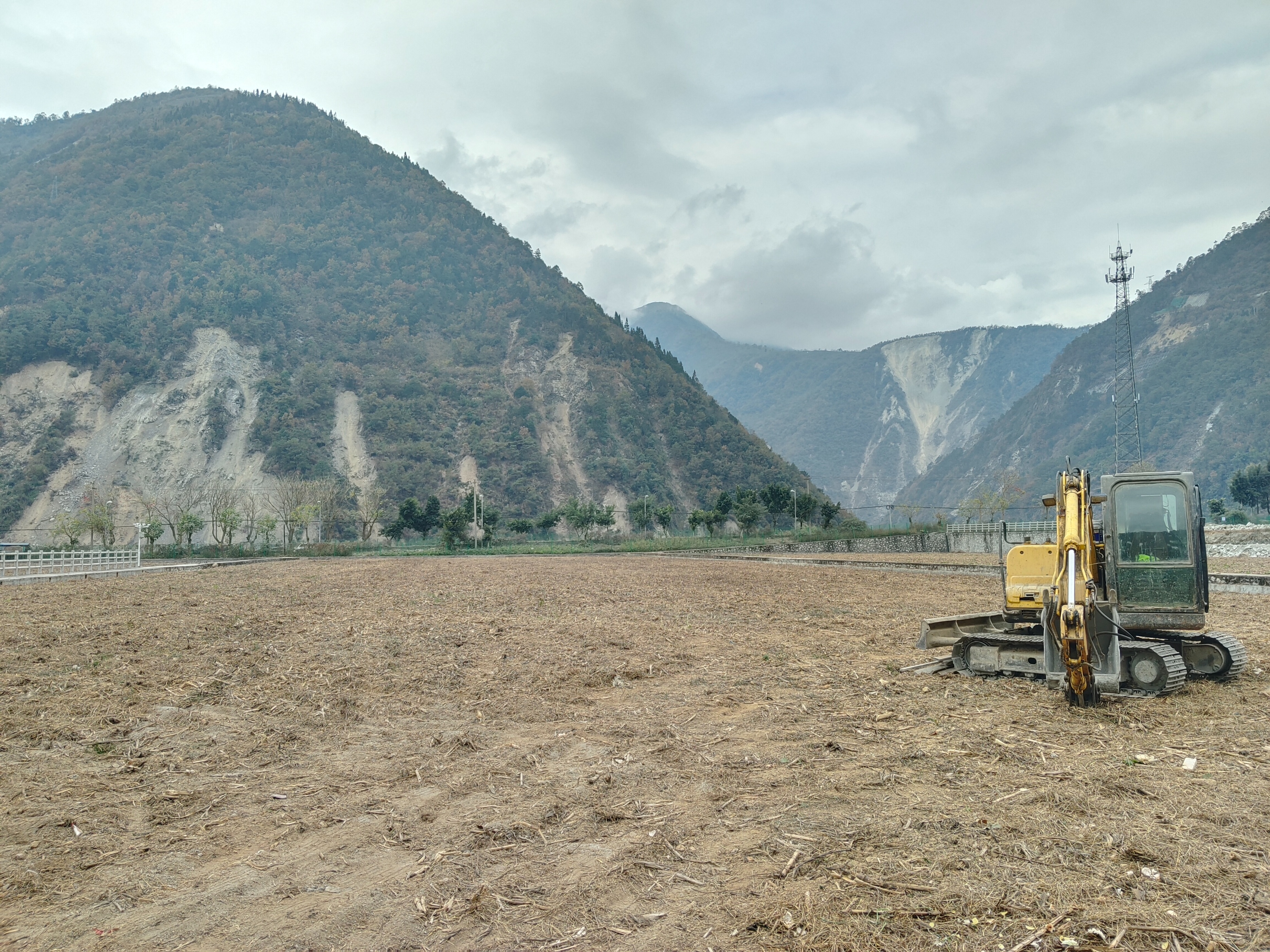 泸定地震三个月后：失联牧羊人和76只羊仍未找到，有村民失去年入几万的收入被迫租房，因物价贵一天吃2顿饭