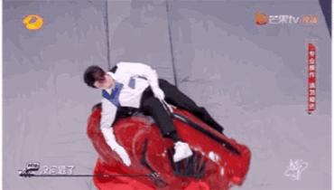 王鹤棣出席活动微博惊艳,王鹤棣一夜爆红的反应