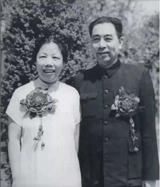 1970年周恩来侄女入伍，当面向伯父汇报，总理：你能不能脱下军装