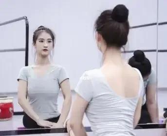 朋友圈装逼新境界啊，半夜起来发说说伪装自己在国外你们见过吗？