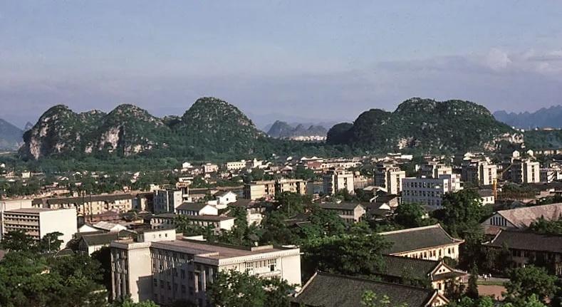 高清老照片：旗人格格大腿岔开豪放洗衣，地主三妻四妾不输女明星