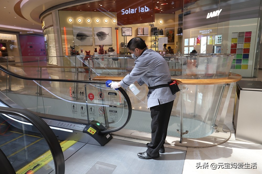 投币一块钱才能使用的购物车,超市一元购物车为什么消失