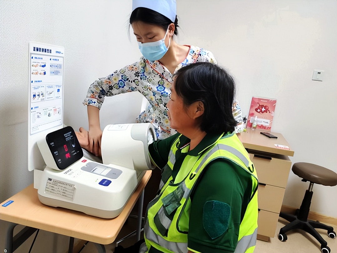 端午爱心粽情暖环卫工人,关爱环卫工人送温暖