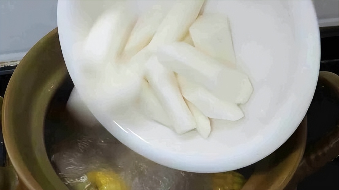 秋冬时节煲什么汤适合学生喝,春季煲什么汤最滋补广东人来支招