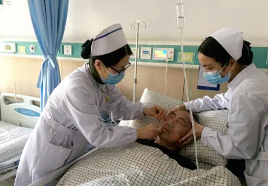 临终老人被强行抢救,癌症晚期昏迷插胃管