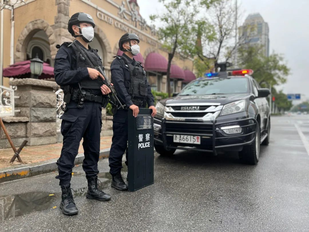 公安春节我在岗坚守岗位保平安,忠诚履职勇担当冒雨执勤保畅通