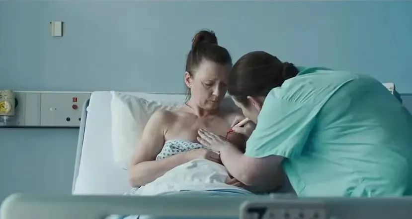 她为没有乳房的姐妹，穿上内衣