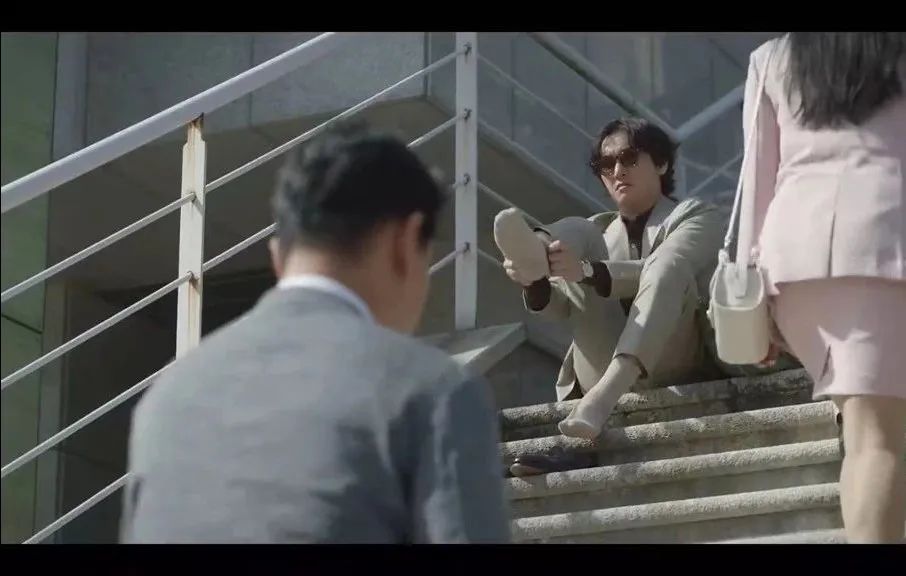 少女为什么总会爱上大叔？无非这两种：一种有颜，一种有骨