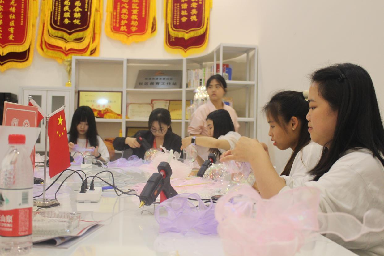 “点点灯光·照亮生活”桂溪街道总工会开展梦幻水母灯手作活动