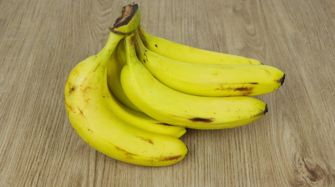 香蕉放几天就变黑？老果农教你两个绝招，香蕉放半个月都新鲜不坏