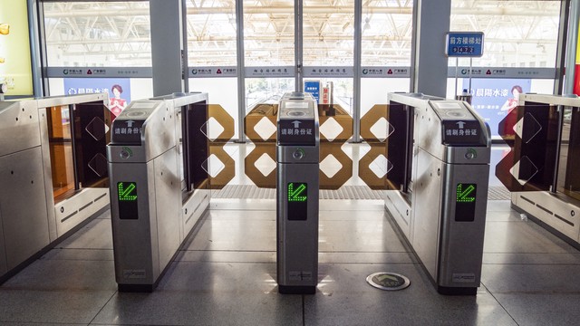 高铁坐过站了可以免费坐回去么,60岁坐高铁免费么